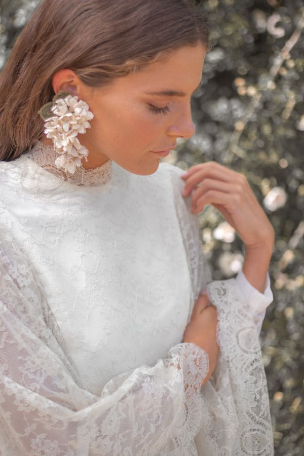 ¿Y qué decir de Verbena Madrid? Esta firma de accesorios se ha ganado el corazón de todas las españolas, gracias sus coloridas y originales diademas, pendientes y bolsos de confección 'made in Spain'. Sus fundadoras, Cristina Criado y Carmen García, comenzaron a desarrollar este proyecto en 2016 con la motivación de potenciar esa artesanía española que estaba a punto de desaparecer. Hoy, son un éxito sin precedentes en nuestro país. Ana Vijandi, asegura que le fascinan sus diademas y que, cualquiera de sus pendientes «son capaces de dar ese toque único para hacer especial cualquier look».