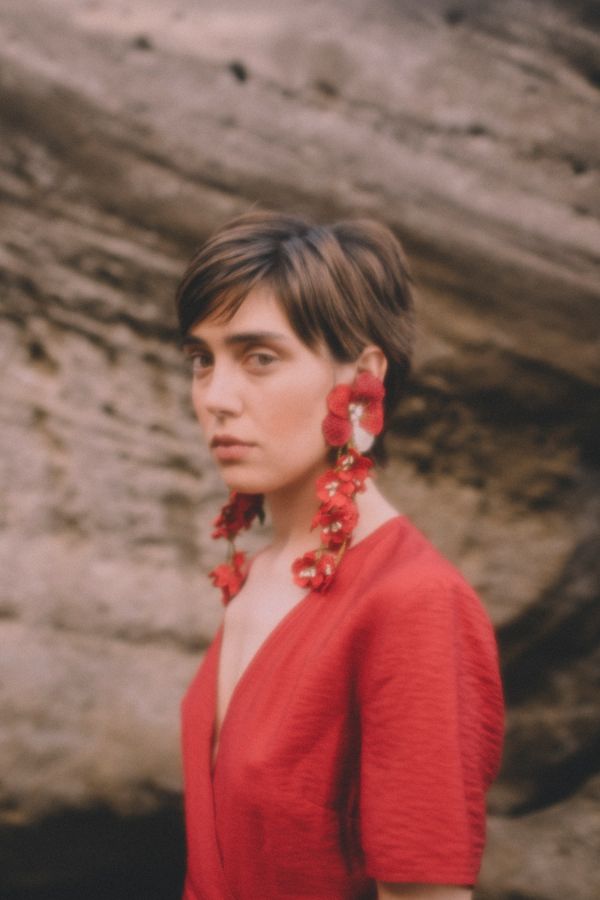 ¿Y qué decir de Verbena Madrid? Esta firma de accesorios se ha ganado el corazón de todas las españolas, gracias sus coloridas y originales diademas, pendientes y bolsos de confección 'made in Spain'. Sus fundadoras, Cristina Criado y Carmen García, comenzaron a desarrollar este proyecto en 2016 con la motivación de potenciar esa artesanía española que estaba a punto de desaparecer. Hoy, son un éxito sin precedentes en nuestro país. Ana Vijandi, asegura que le fascinan sus diademas y que, cualquiera de sus pendientes «son capaces de dar ese toque único para hacer especial cualquier look».