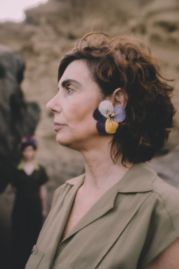 ¿Y qué decir de Verbena Madrid? Esta firma de accesorios se ha ganado el corazón de todas las españolas, gracias sus coloridas y originales diademas, pendientes y bolsos de confección 'made in Spain'. Sus fundadoras, Cristina Criado y Carmen García, comenzaron a desarrollar este proyecto en 2016 con la motivación de potenciar esa artesanía española que estaba a punto de desaparecer. Hoy, son un éxito sin precedentes en nuestro país. Ana Vijandi, asegura que le fascinan sus diademas y que, cualquiera de sus pendientes «son capaces de dar ese toque único para hacer especial cualquier look».