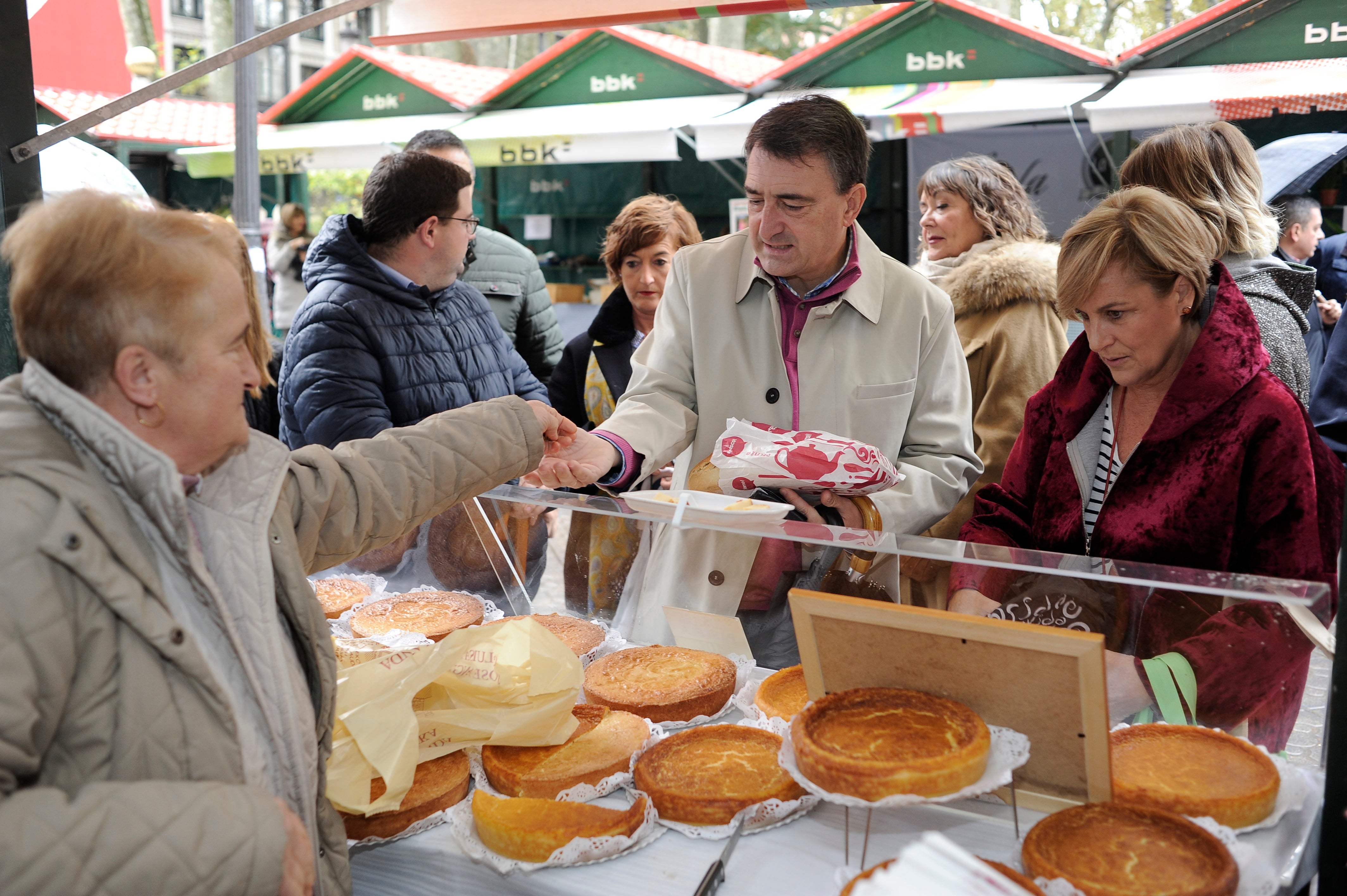 Aitor Esteban (PNV) y su mujer, Itxaso Atutxa, compran un pastel en la feria agrícola de Berastegi, en Bilbao.