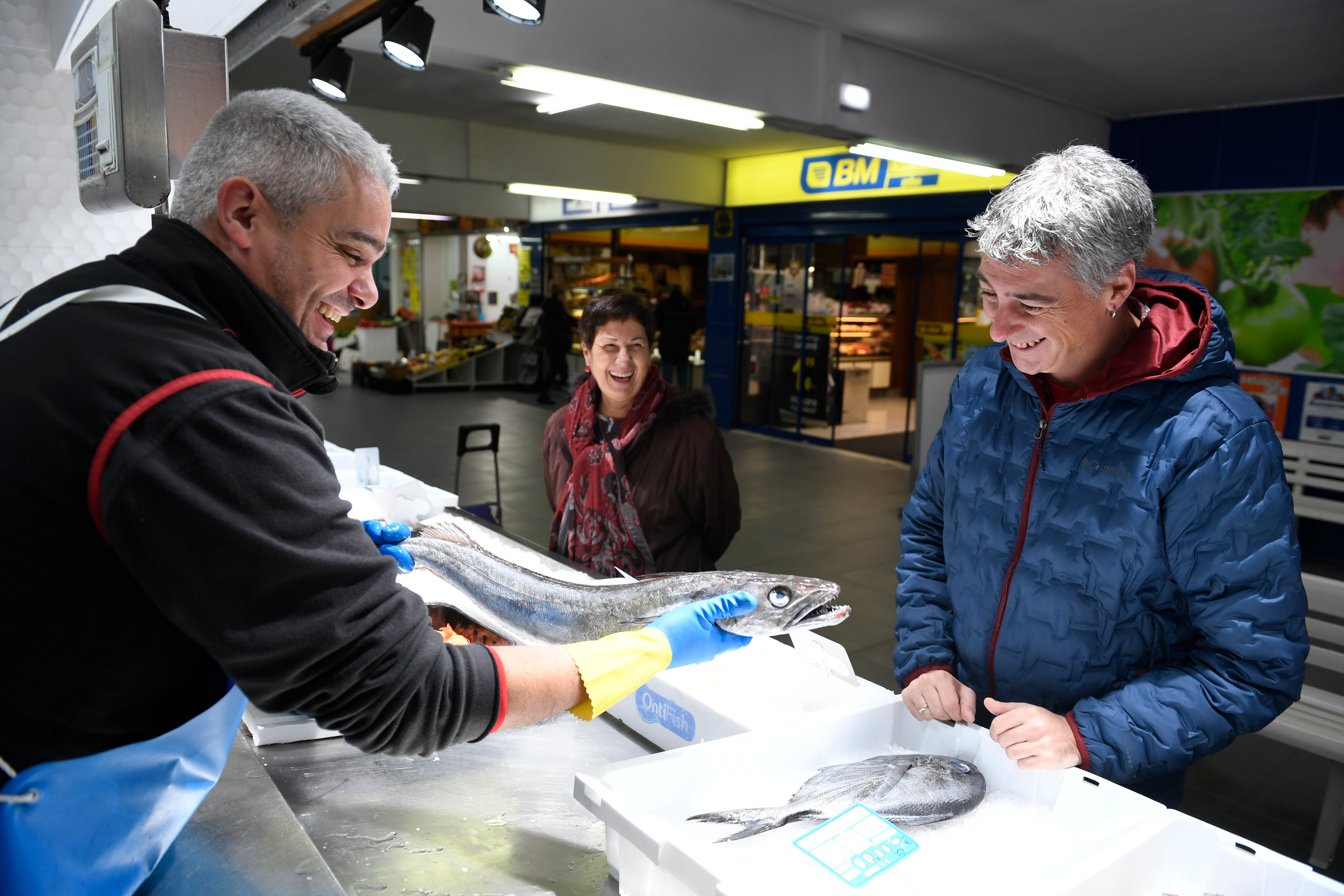 Oskar Matute (EH Bildu) se ha acercado al mercado a comprar un buen pescado para comer. 