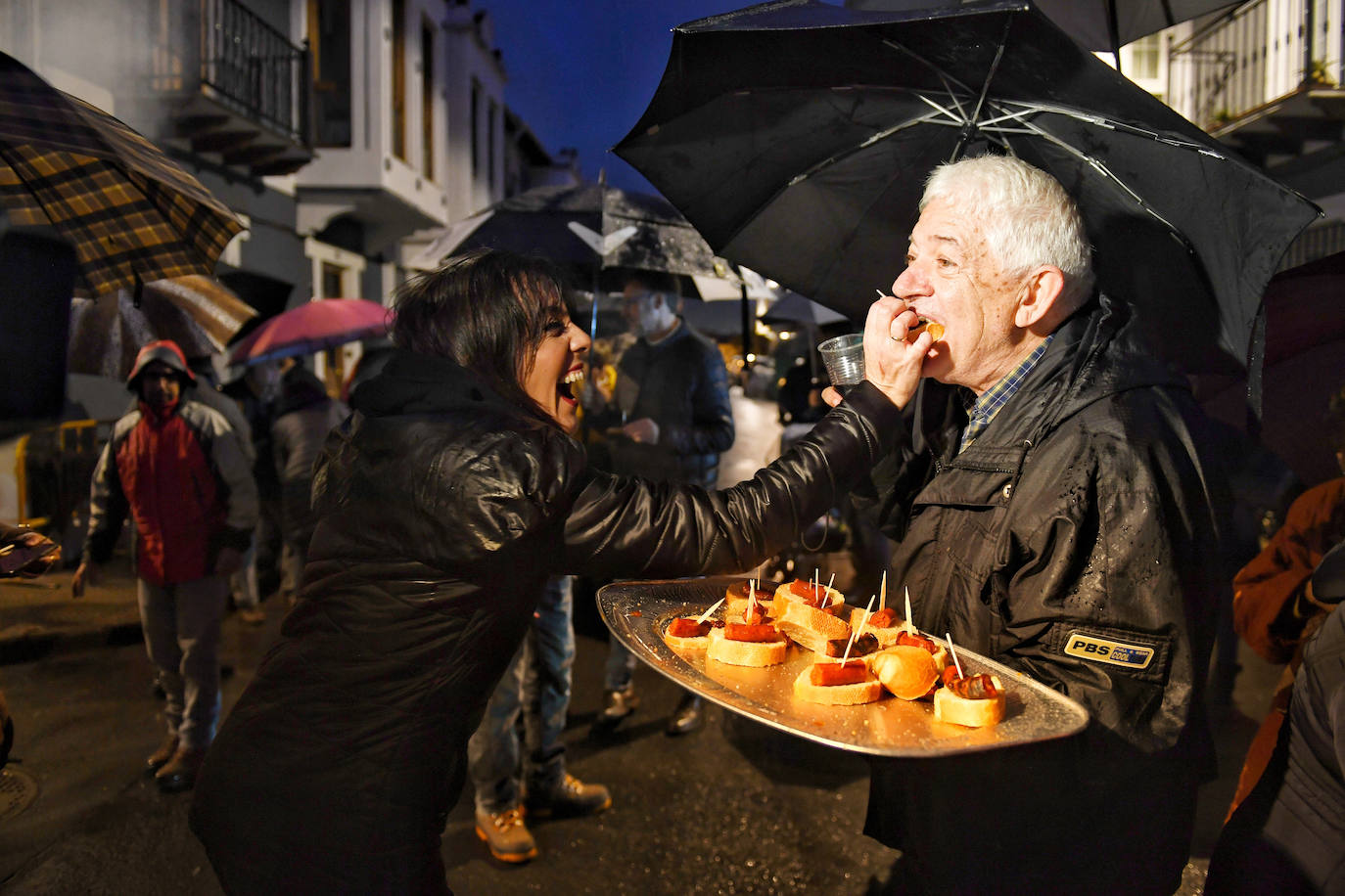 Fotos: Cientos de personas celebran junto a Vitori la victoria frente a los okupas en Repélega