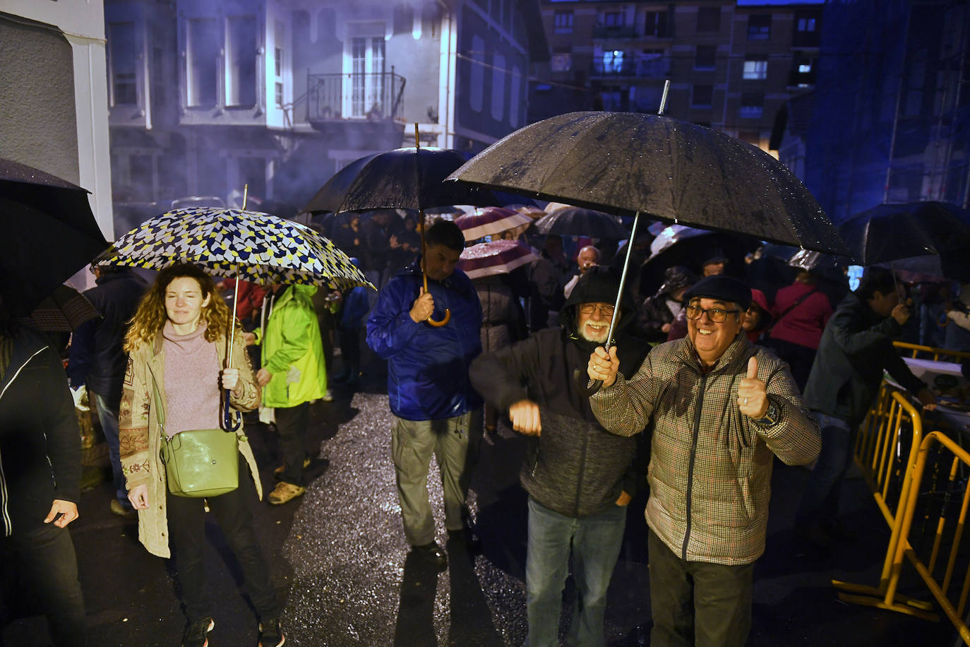 Fotos: Cientos de personas celebran junto a Vitori la victoria frente a los okupas en Repélega