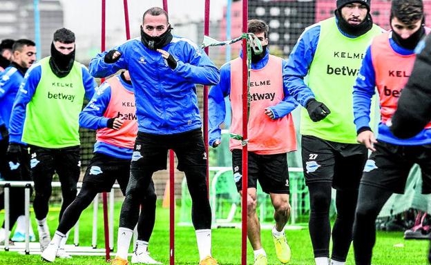 Los jugadores albiazules lucieron su indumentaria más invernal en el entrenamiento de ayer en la ciudad deportiva de Ibaia.