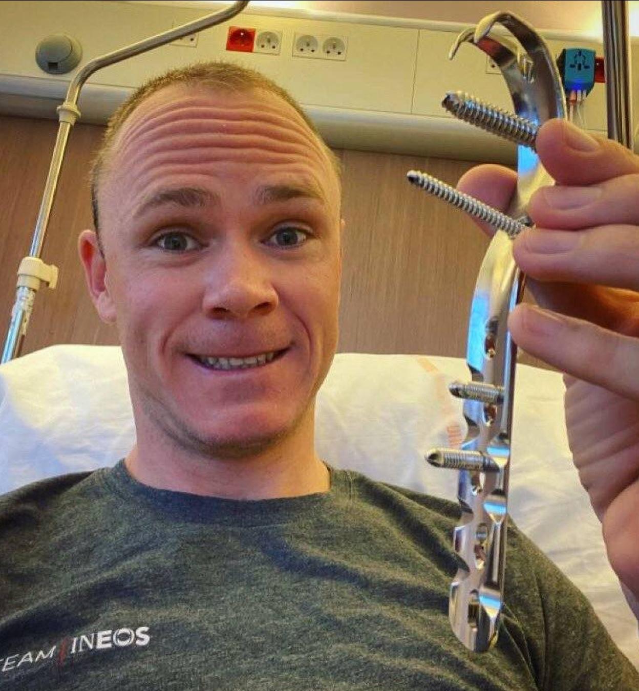 Froome muestra la pieza desde el hospital 