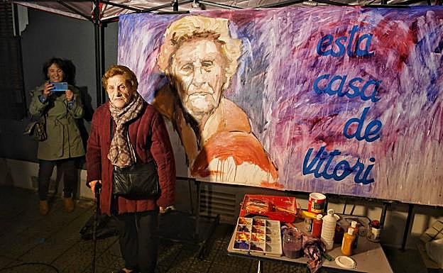 Vitor sonríe junto al mural que le han dedicado.