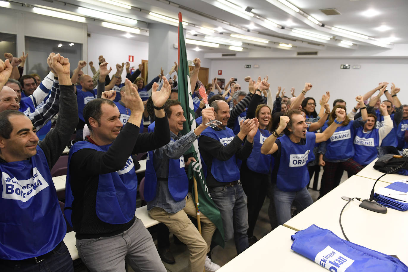 Miembros de ELA se felicitan por el acuerdo.