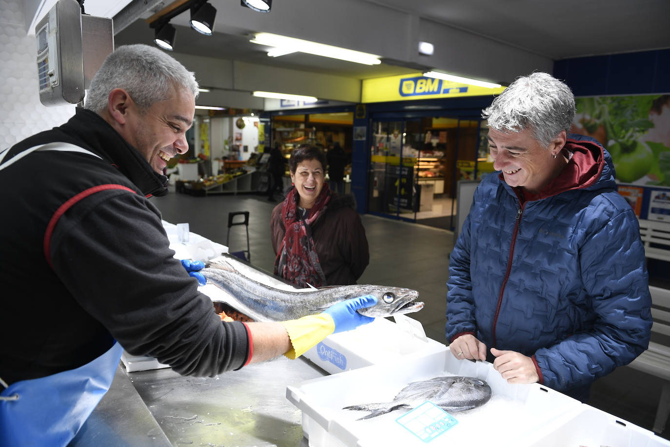 Oskar Matute se ha acercado a la pescadería para elegir un buen ejemplar. 