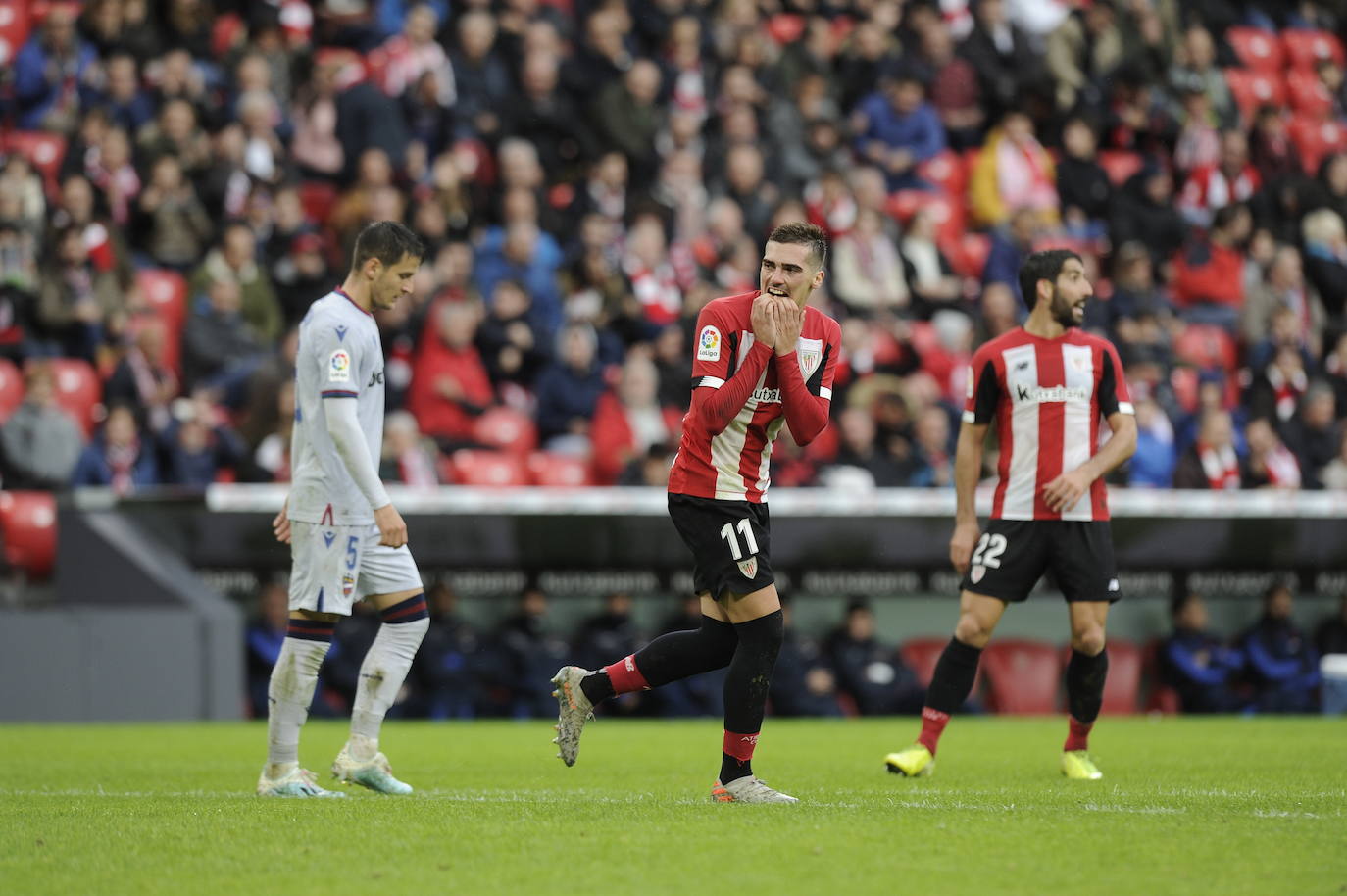 Iñigo Córdoba se lamenta en un lance del partido.