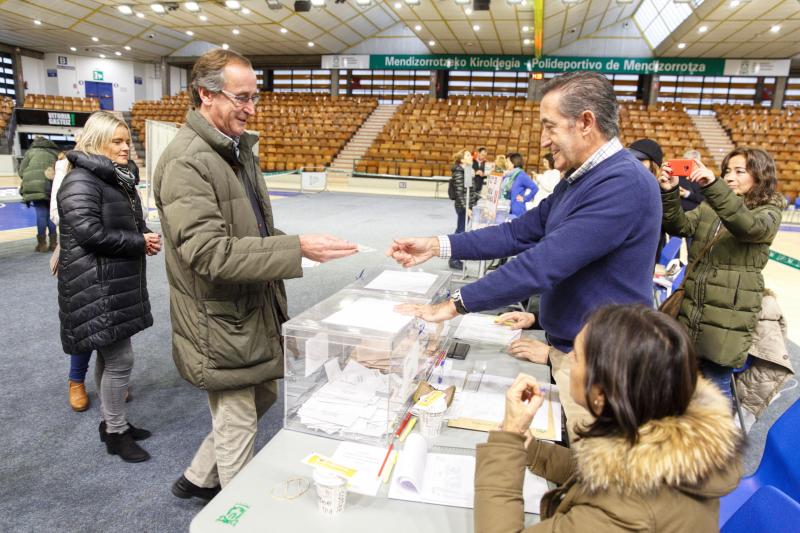 El presidente del PP vasco Alfonso Alonso ha votado en el polideportivo de Mendizorroza acompañado por Mari Mar Blanco.