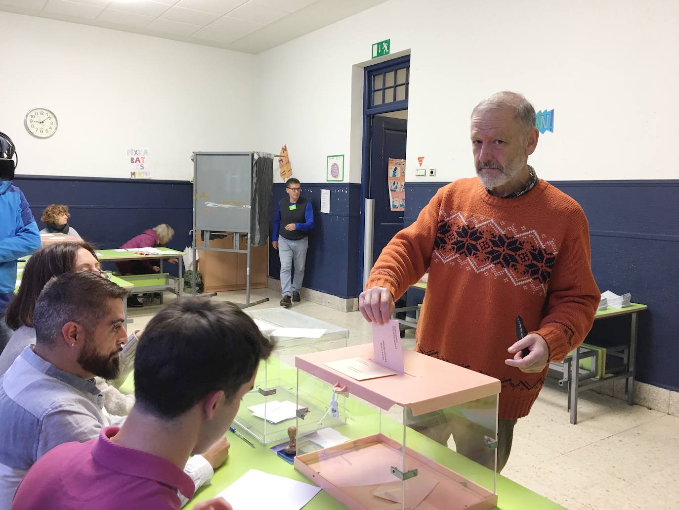 Roberto Uriarte el político más tempranero. Votó en Muxika.
