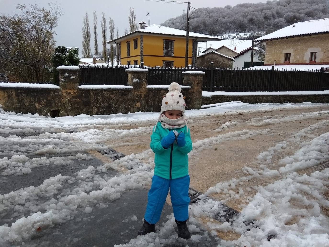 Un niño juega con la nieve en Álava.