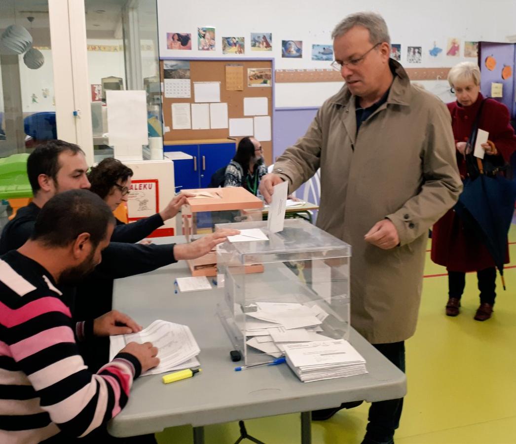 El concejal del PSE-E de Barakaldo, Alfredo Retortillo, depositando su voto.