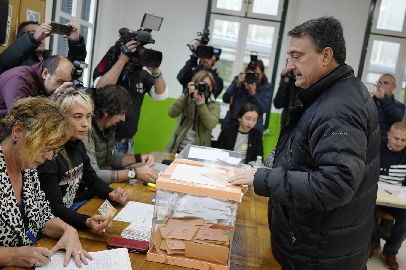 El cabeza de lista del PNV al Congreso Aitor Esteban acude a votar en Zeberio.
