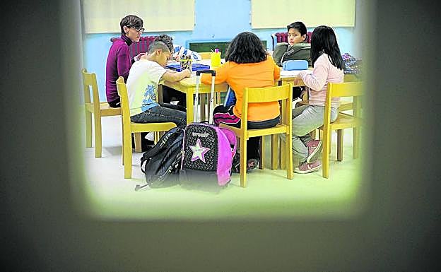 Una gran parte de los inmigrantes matriculan a sus hijos en los modelos A y B, y no consiguen el nivel de euskera esperado. 