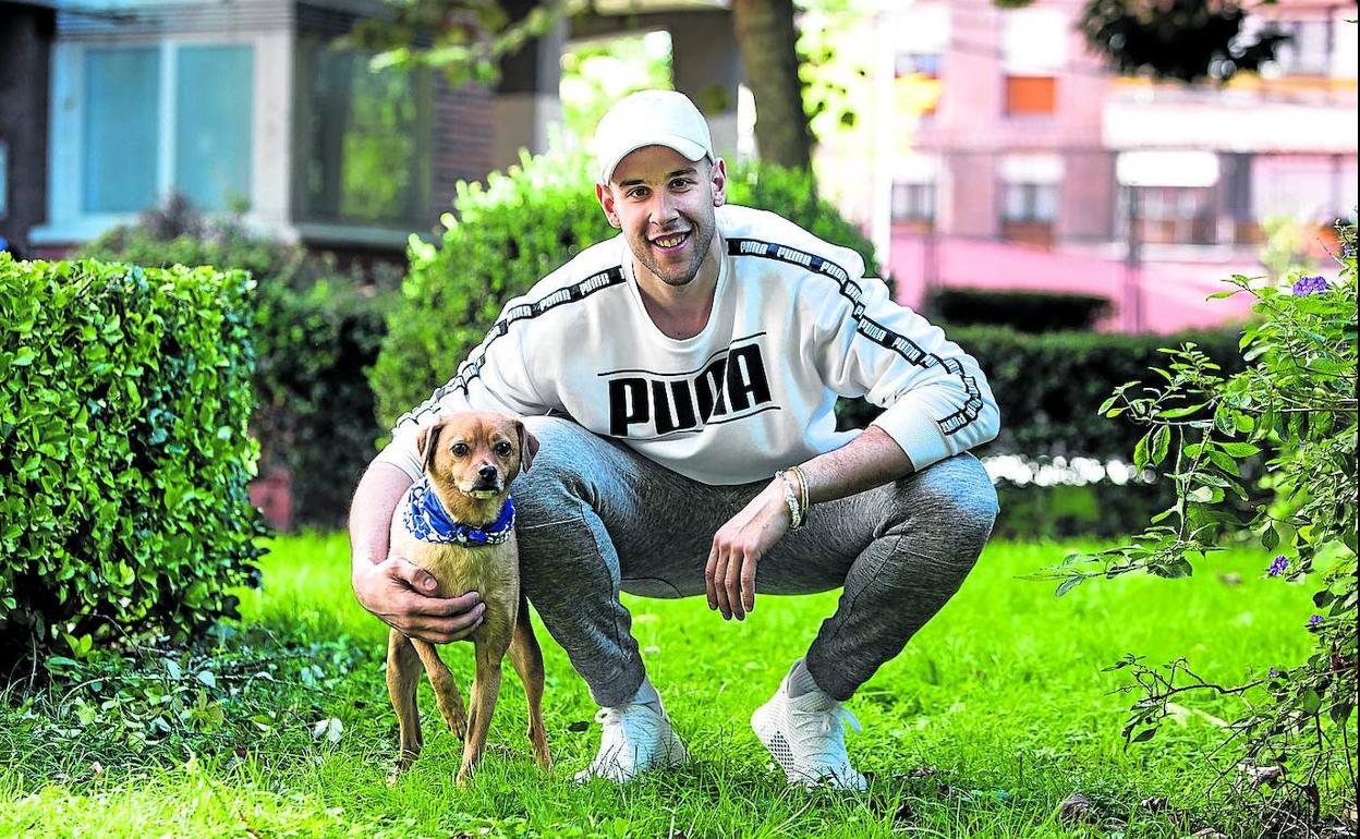 Iván y Benji, en un jardín del barrio bilbaíno de Santutxu. 