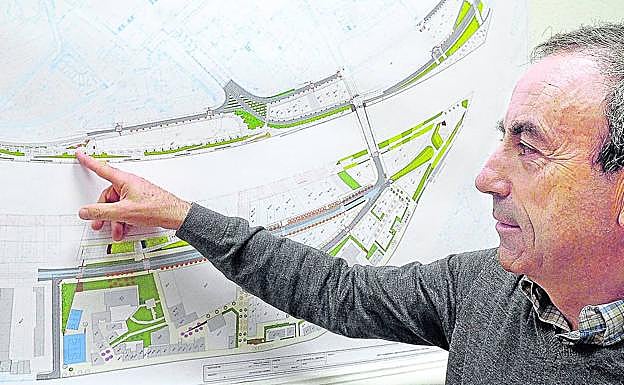 Juan Carlos Sinde, ante un plano de Zorrozaurre en las oficinas de la Comisión Gestora. 