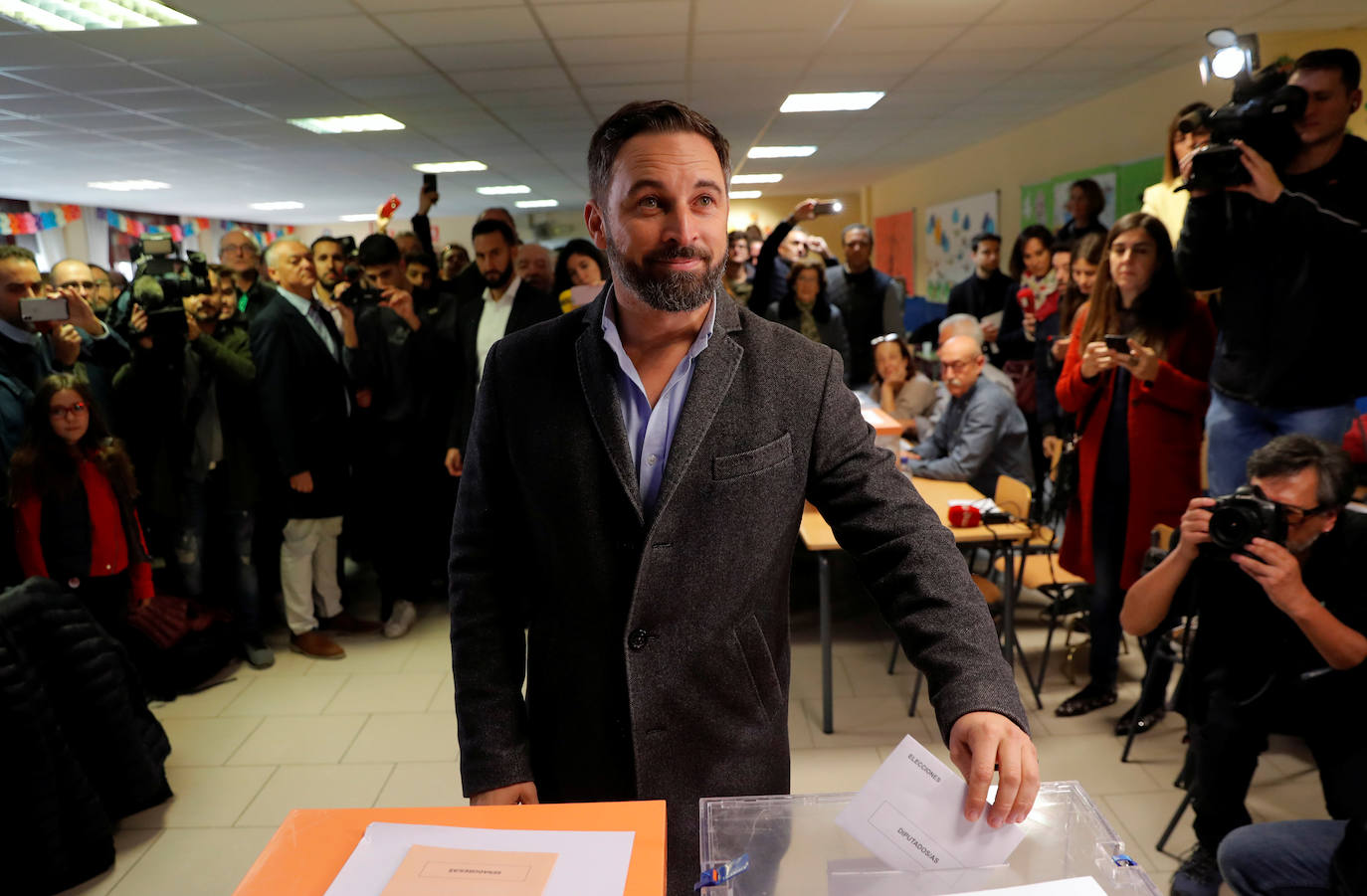Santiago Abascal, líder de Vox, ha sido el último candidatos en votar, y lo ha hecho en el colegio Pinar del Rey de Madrid. 