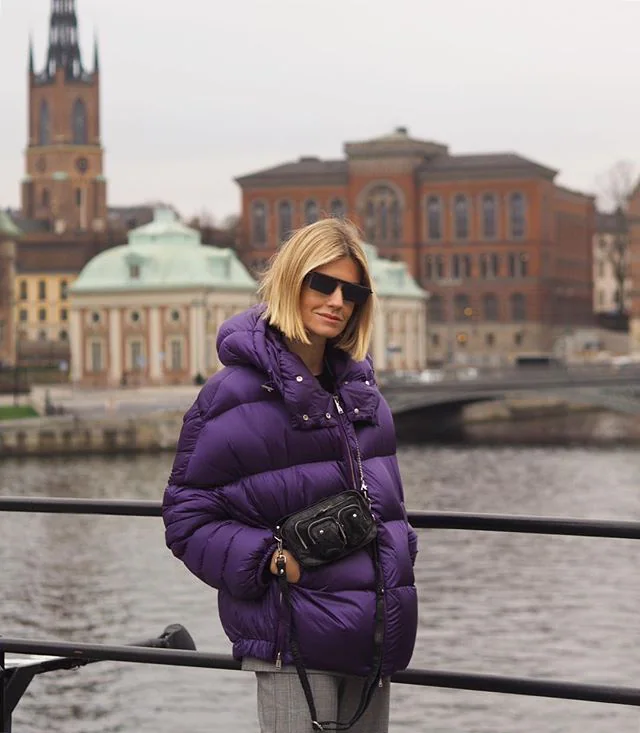 Patricia Sañés se suma a esta oleada de color con un plumas morado. La 'influencer' domina el arte del 'mix and 'max' y se marca el más difícil todavía, combinándolo con un traje sastre de cuadros y unas gafas de estética futurista. Una muestra más de su carácter todoterreno.