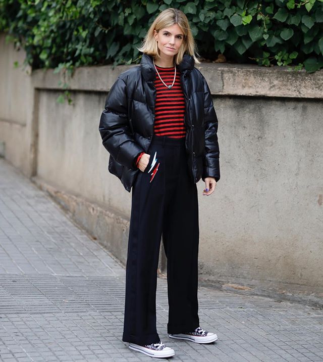 Anoraks, plumas, plumíferos o 'puffer jackets', da igual cómo lo llames, el concepto es el mismo. Se trata de una pieza de invierno tradicionalmente asociada a la nieve, a la montaña o al ámbito más deportivo. Los nostálgicos nacidos en los 80 también la asociarán a su niñez. Ahora, firmas como Balenciaga, Rain o Carmen March los recuperan, pasándolos por su filtro particular, para extender su uso al 'street style'. Las prescriptoras de estilo lo han incorporado a su día a día, combinándolo con zapatillas o utilizándolo indistintamente con trajes sastre, tacones de infarto o looks de carácter festivo