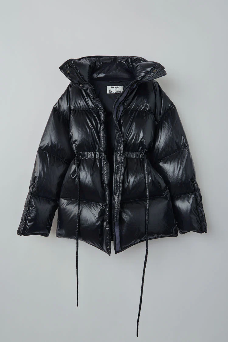 Plumífero 'oversize', de Acne Studio (970 euros).