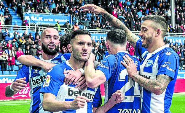 Aleix Vidal, Burke y Joselu celebran el gol que Lucas Pérez, en primer plano, marcó el sábado ante el Valladolid. 