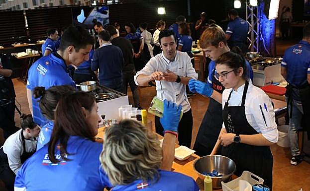 Eneko Atxa, este martes, junto a los deportistas de élite del Basque Team.
