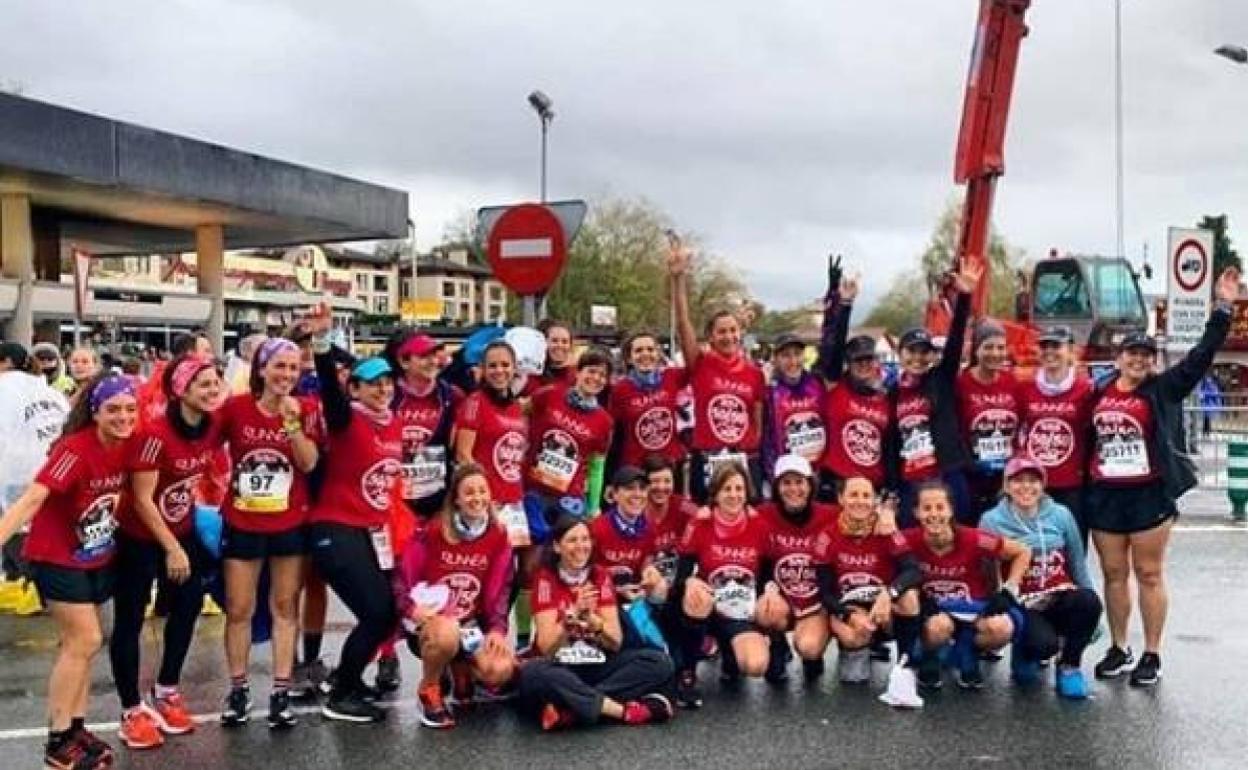 Parte del pelotón femenino que corrió unido. 
