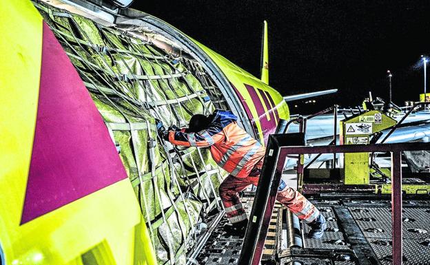 Operativa nocturna de tráfico de mercancías en el aeropuerto de Vitoria.