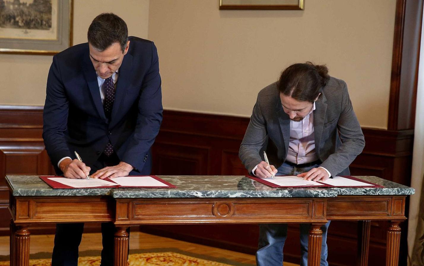 Fotos: Así ha sido la firma del documento para formar Gobierno