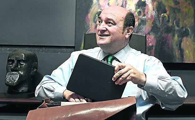 Andoni Ortuzar, ayer en su despacho de la quinta planta de Sabin Etxea. 
