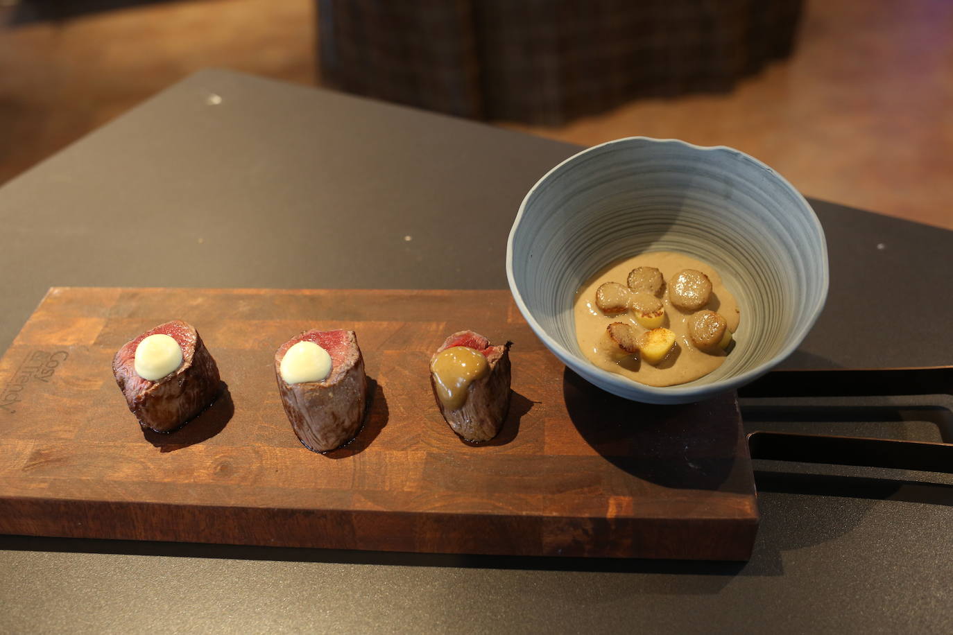 Menú 1| Segundo plato: solomillo con manzana y coliflor. Ingredientes: solomillo, coliflor, puré de patatas con yema de huevo y queso Idiazabal, emulsión de setas con crema y aceite, y puré de manzana.