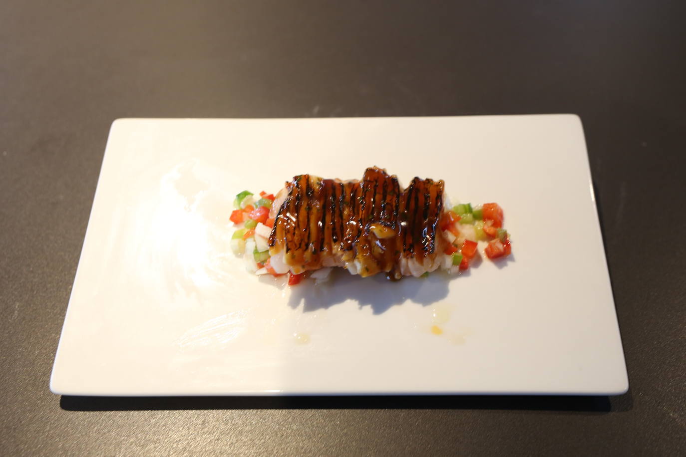 Menú 2 | Primer plato: salmonete marinado con vinagreta. Ingredientes: lomos de salmonete, salsa de soja, cítricos y resource.