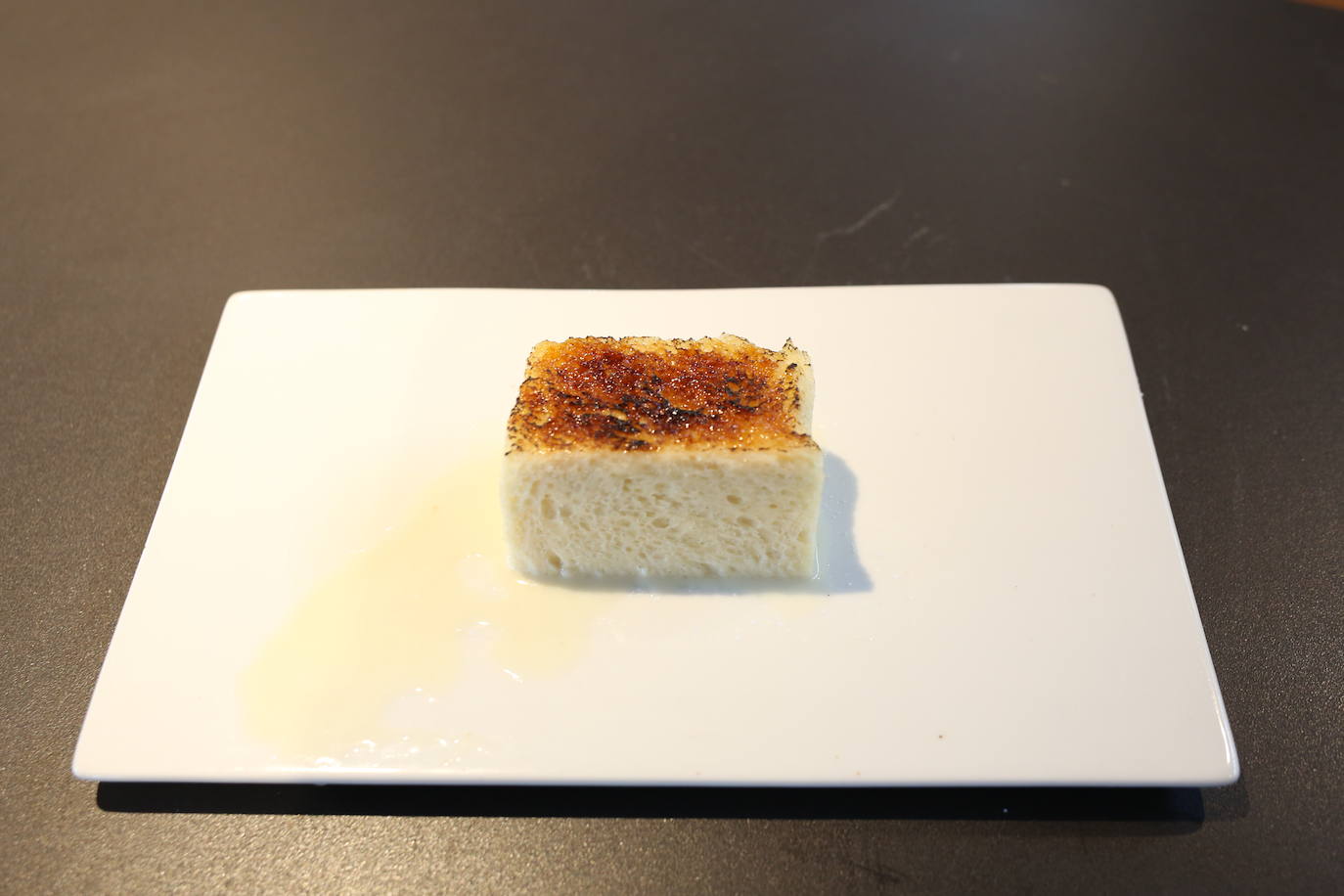 Menú 2 | Postre: torrija caramelizada. Ingredientes: pan de molde sin corteza, leche, huevo, azúcar y vainilla.
