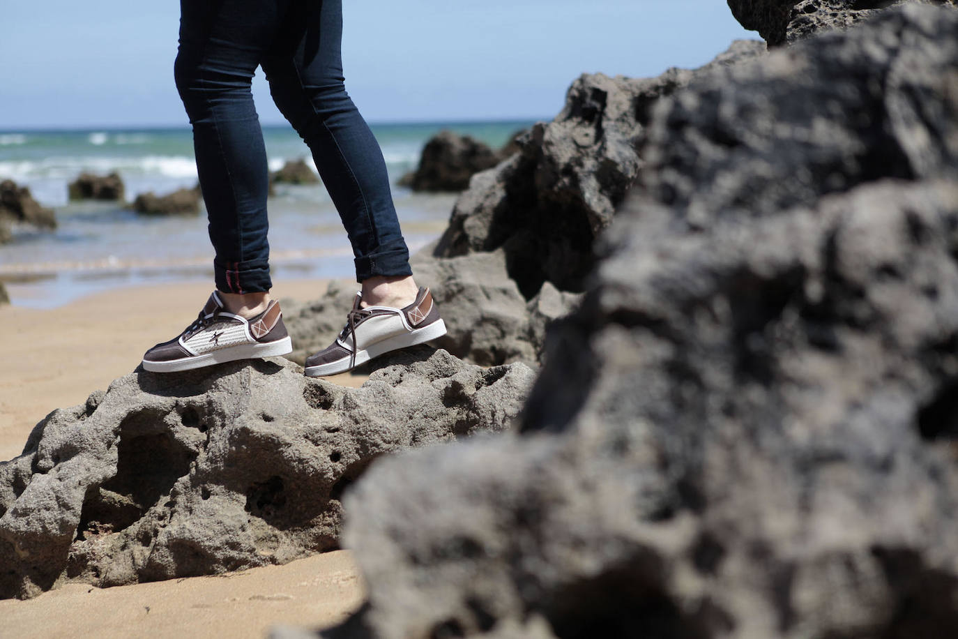 Un modelo de las zapatillas Basq en la playa