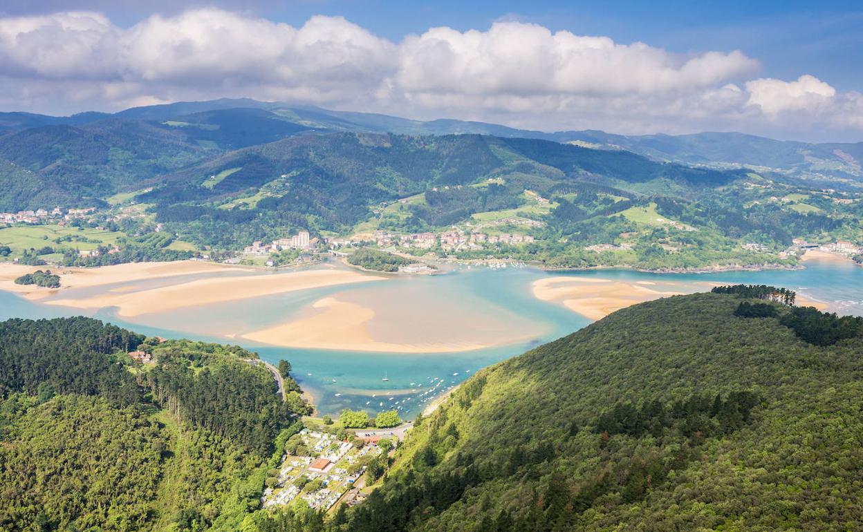 La ría de Urdaibai, vista desde Atxarre.