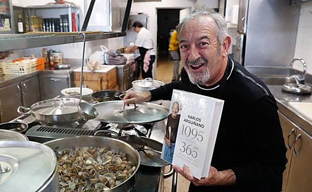 Arguiñano, con un ejemplar de su libro en la sociedad Arralde Txiki de Zarautz.