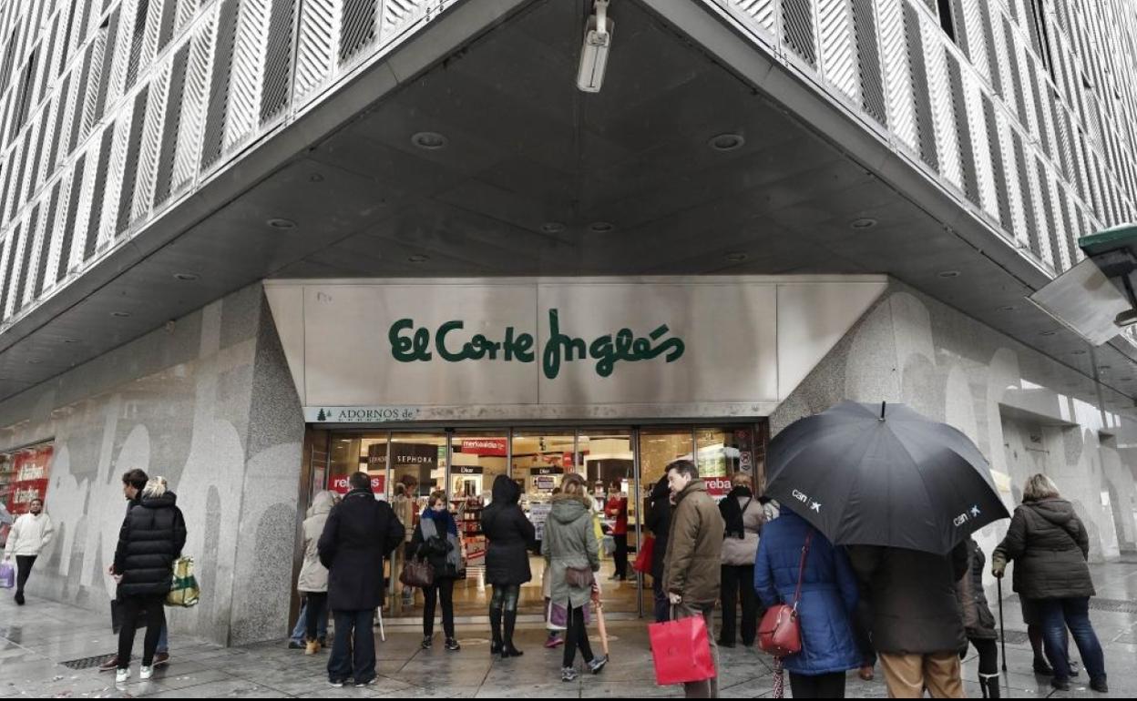 La entrada a un establecimiento de El Corte Inglés.