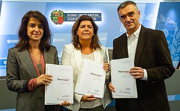 Aintzane Ezenarro, Maite Alonso y Jonan Fernández, durante la presentación de 'Herenegun!'.