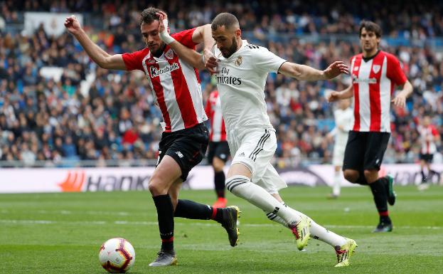 Lekue pelea con Benzema por un balón en el partido del curso pasado en el Bernabéu.