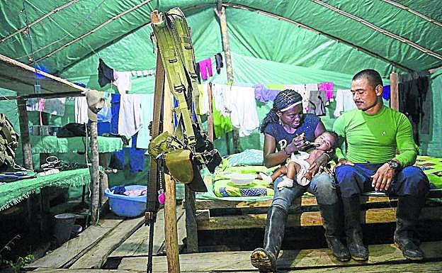 Un exguerrillero con su familia en un Espacio Temporal de Capacitación y Reincorporación (ETCR) creado por el Gobierno. 