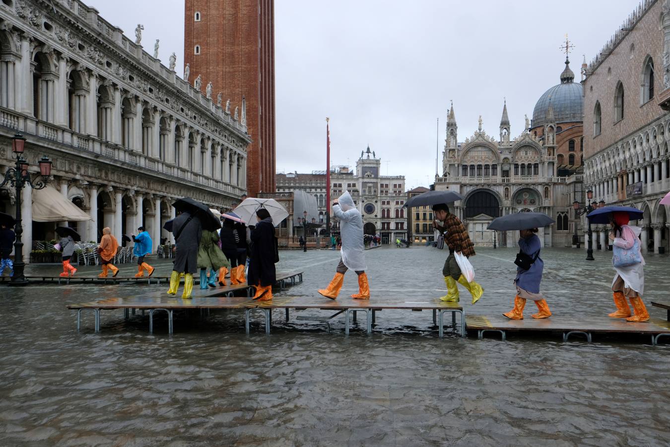 La ciudad italiana registraba en la noche del martes al miércoles una histórica «acqua alta», con un pico que podría alcanzar o superar los 1,90 metros 