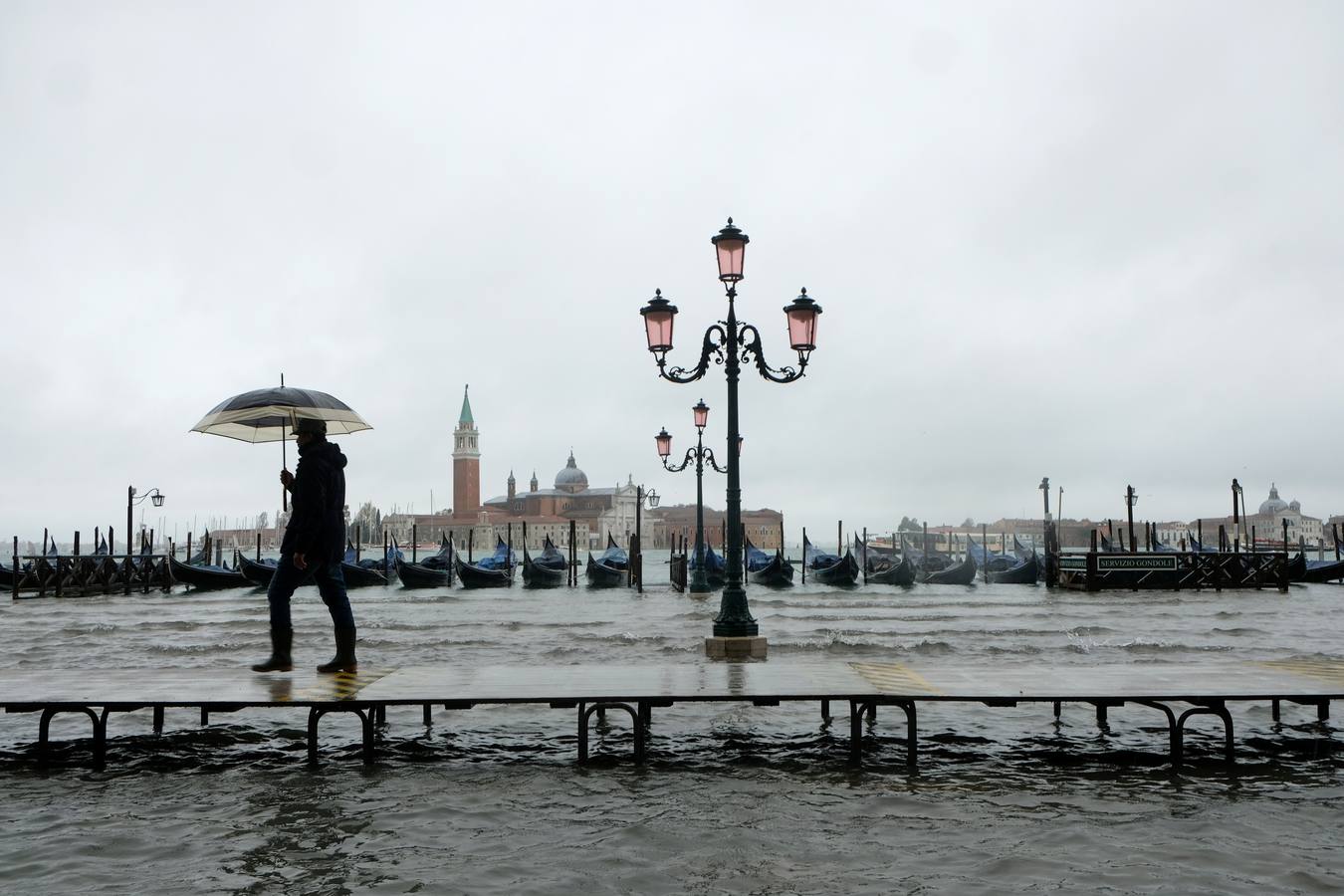 La ciudad italiana registraba en la noche del martes al miércoles una histórica «acqua alta», con un pico que podría alcanzar o superar los 1,90 metros 