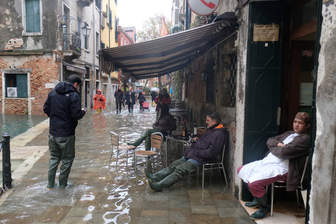 La ciudad italiana registraba en la noche del martes al miércoles una histórica «acqua alta», con un pico que podría alcanzar o superar los 1,90 metros 