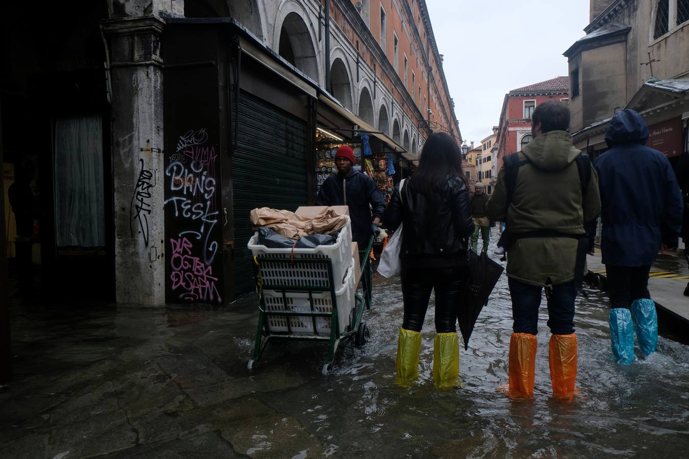 La ciudad italiana registraba en la noche del martes al miércoles una histórica «acqua alta», con un pico que podría alcanzar o superar los 1,90 metros 