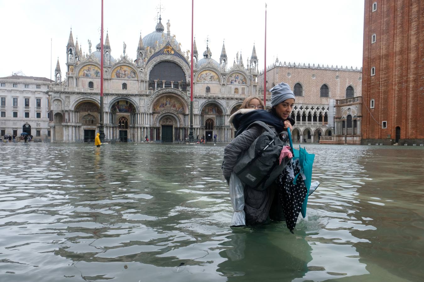 La ciudad italiana registraba en la noche del martes al miércoles una histórica «acqua alta», con un pico que podría alcanzar o superar los 1,90 metros 