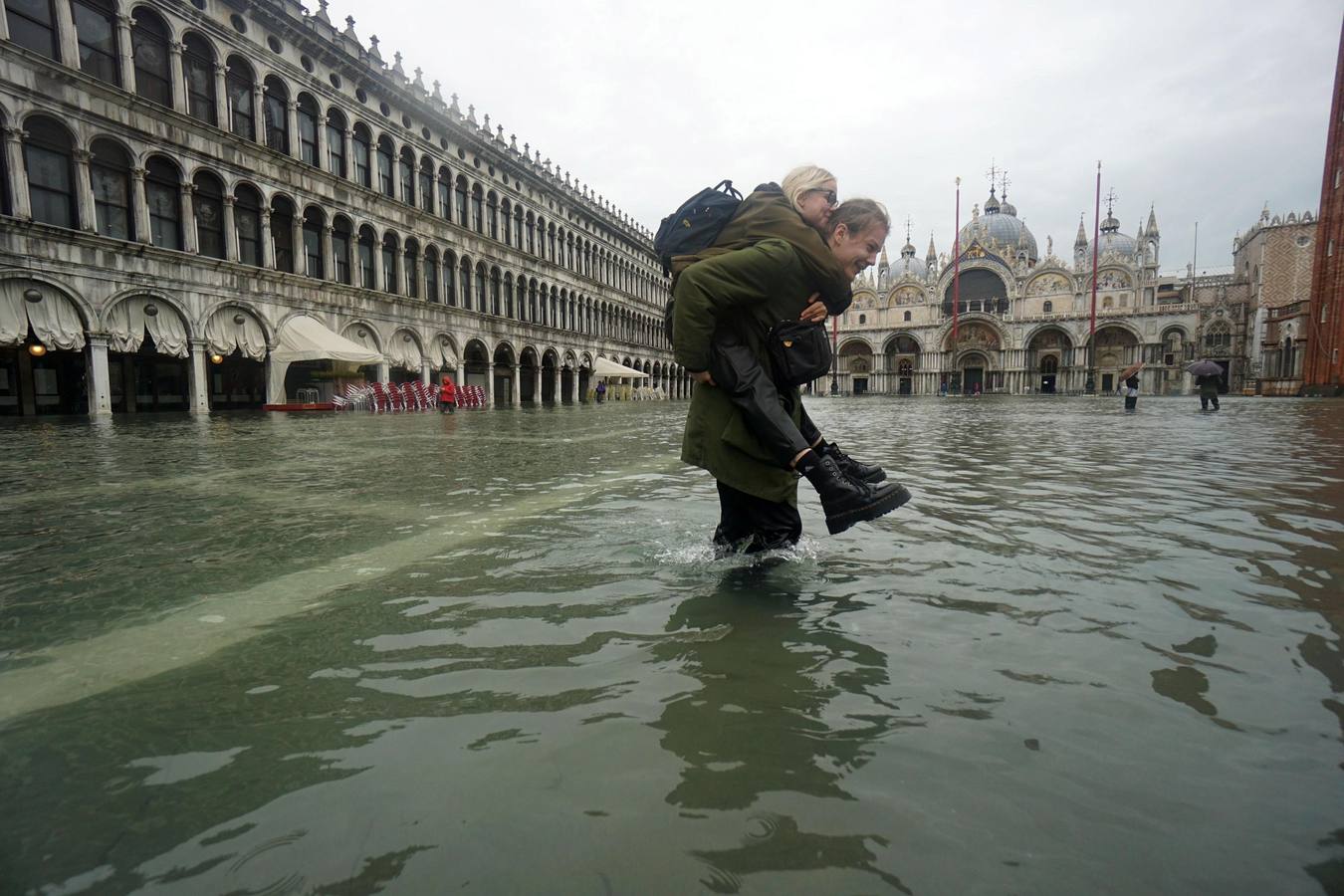 La ciudad italiana registraba en la noche del martes al miércoles una histórica «acqua alta», con un pico que podría alcanzar o superar los 1,90 metros 