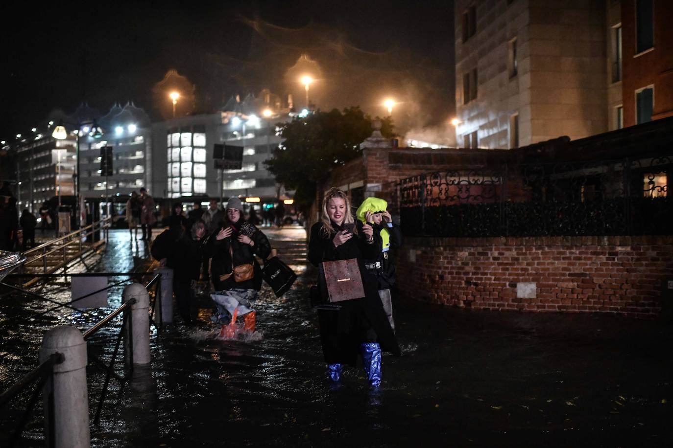 La ciudad italiana registraba en la noche del martes al miércoles una histórica «acqua alta», con un pico que podría alcanzar o superar los 1,90 metros 