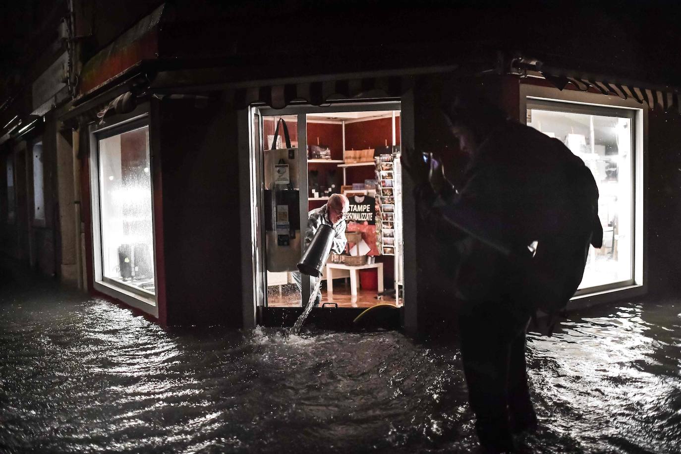 La ciudad italiana registraba en la noche del martes al miércoles una histórica «acqua alta», con un pico que podría alcanzar o superar los 1,90 metros 