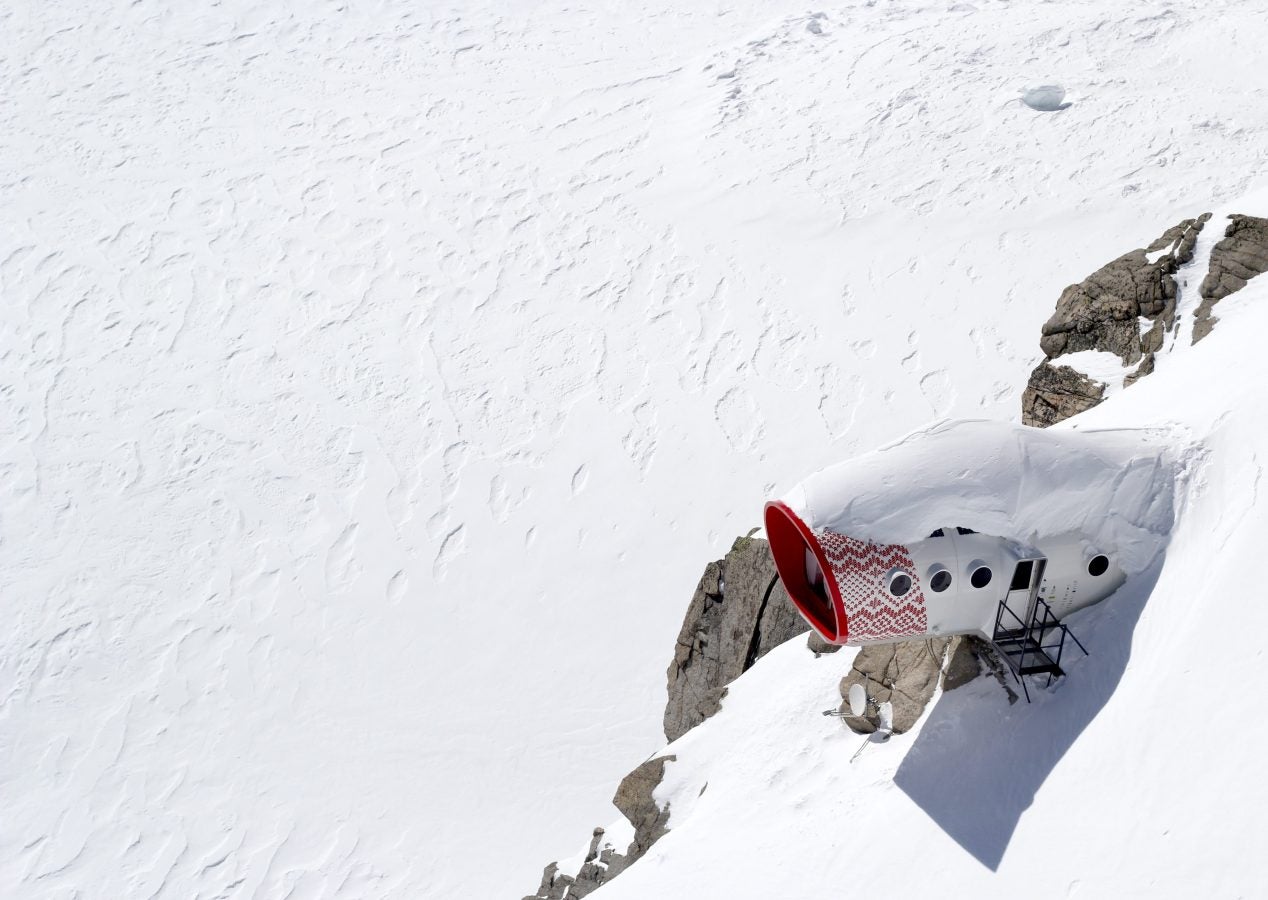 Refugio Gervasutti (Italia). Situado a 2.835 metros de altitud entre las espectaculares paredes de las Grandes Jorasses y Petites, su diseño en forma de tubo mezcla elementos marítimos y aeronáuticos. Tiene una capacidad de 12 personas y podrás quedarte en él por un módico precio de 10 euros, pero eso sí, para llegar a él tendrás que escalar su último tramo.